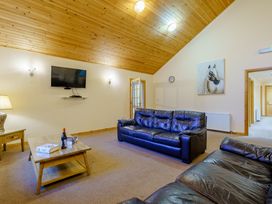 A living room with a television and sofa at Osprey Spa Plus in Dundee