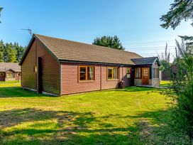 A cabin with windows and a door at Osprey Spa Plus (Pet) in Dundee