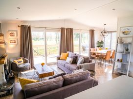 A living room with a sofa and coffee table at Goldfinch in Waltham