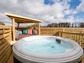 A hot tub and seating area at Luxury Boutique Retreat in Waltham