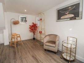 A living room with furniture and decor at Ty'n Lon in Pwllheli