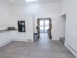 A kitchen with a microwave and oven at Ty'n Lon Pwllheli