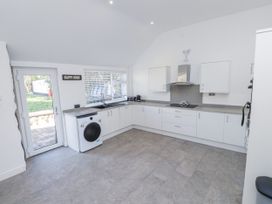 A kitchen with sink and stove at Ty'n Lon Pwllheli