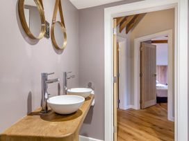 A bathroom with sinks and mirrors at The Treehouse in Praze-An-Beeble