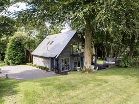 A house with a balcony and garden at St Austell Lodge Spa in Praze-An-Beeble