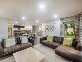 A living room with sofas and a dining area at St Austell Lodge Spa in Praze-An-Beeble