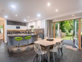 A kitchen with a dining area at St Austell Lodge Spa in Praze-An-Beeble