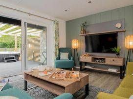 A living room with a couch and a television at Kilden Pet in Praze-An-Beeble