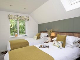 A bedroom with two beds and a window at Kilden Pet in Praze-An-Beeble