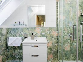 A bathroom with a sink and shower at Lowarth Lodge Spa Pet in Praze-An-Beeble