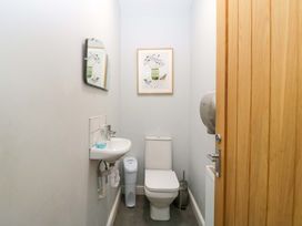 A bathroom with sink and toilet at The Swan in 