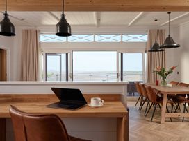 A dining room with a table and chairs at Canto Spa (pet) Laugharne