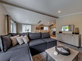 A living room with a sofa and coffee table at Saron 2.0 Pet in Llandyrnog