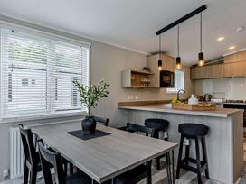 A dining room with a table and chairs at Saron 2.0 Pet in Llandyrnog