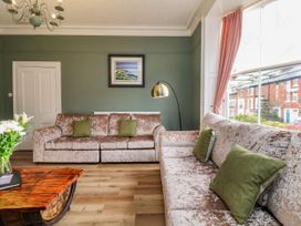 A living room with a sofa and a lamp at Sunnyvale House in Whitby