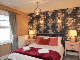 A bedroom with a bed and bedside tables at Sunnyvale House in Whitby