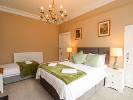 A bedroom with two beds and lamps at Sunnyvale House in Whitby