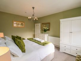 A bedroom with a bed and bedside lamp at Sunnyvale House in Whitby