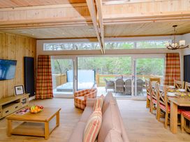 A living room with a dining area and sliding doors at The Fotheringhay in Kings Cliffe