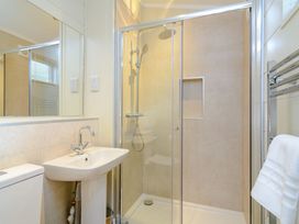 A bathroom with a shower, sink, and toilet at The Folkesworth in Kings Cliffe