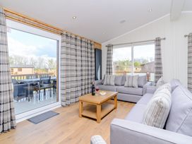 A living room with a sofa and table at The Folkesworth (Pet) in Kings Cliffe