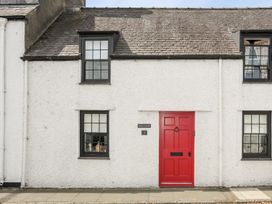 A house with a red door and windows at Bryn Tegid in Beaumaris