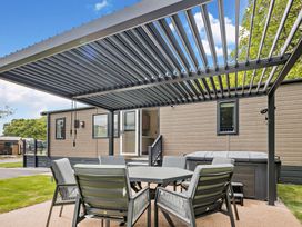 A garden area with seating and a hot tub at Saron 2.0 Spa Pet in Llandyrnog