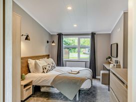 A bedroom with a bed and desk at Saron 2.0 Pet in Llandyrnog