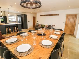 A dining area with table and chairs at Cae Sam in Pentraeth
