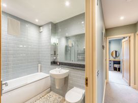 A bathroom featuring a bath tub, toilet, and sink at The Whitbarrow Den in Penrith