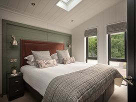 A bedroom with a bed and bedside lamps at Wansfell in Penrith