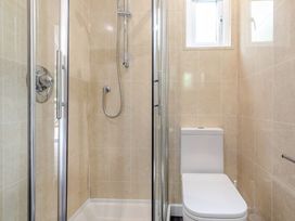 A bathroom with a shower cubicle and a toilet at Droskyn Spa Pet in Perranporth