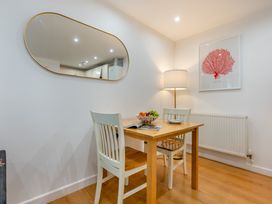 A dining room with a table and chairs at Poldark Spa Pet in Perranporth