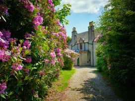 A house with flowers along the pathway at West Lodge in Kirriemuir