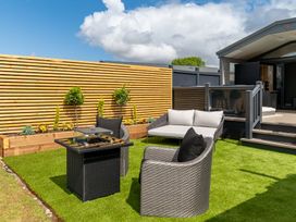 A garden with outdoor seating and planters at The Oasis in Great Ayton