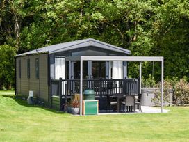 A mobile home with a deck and outdoor seating at The Woods (Pet) Great Ayton