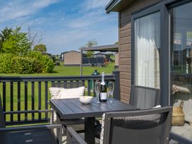 An outdoor seating area with a table and chairs at Leven (Pet) in Great Ayton