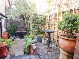 A garden with planters and a table at Flat 4 in Evesham