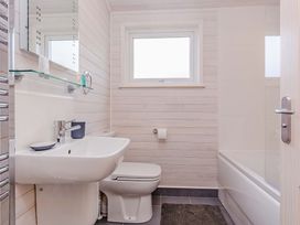A bathroom with a sink, toilet, and bathtub at Hurricane Lodge in Fair Oak