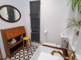 A bathroom with a sink and toilet at The White House in Norwich