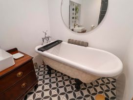 A bathroom with a bathtub and sink at The White House in Norwich