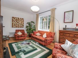 A living room with sofas and a coffee table at The White House in Bracondale