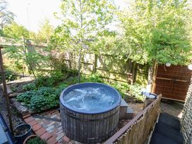 A garden with a hot tub and plants at The White House in Bracondale