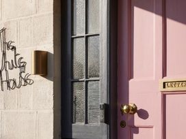 An entrance with a pink door and a mailbox at The White House, Riverside Retreat in Bracondale