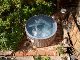 A hot tub in a garden at The White House, Riverside Retreat in Bracondale