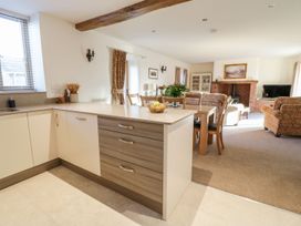 A kitchen with dining area and living space at Grange Cottage in Crediton