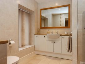 A bathroom with a wash basin and toilet at Grange Cottage in Coldridge