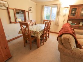 A dining room with a table and chairs at Thrang View in Chapel Stile