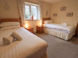 A bedroom with a double bed and a single bed at Thrang View in Chapel Stile