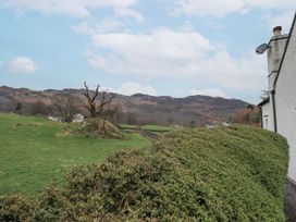 A view of a tree and grassland with mountains in the background at Thrang View in Chapel Stile